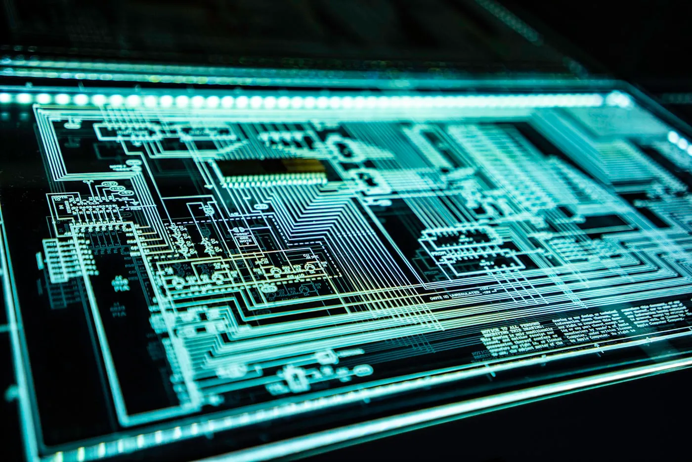 Circuit imprimé illuminé en bleu, symbolisant la protection des systèmes informatiques