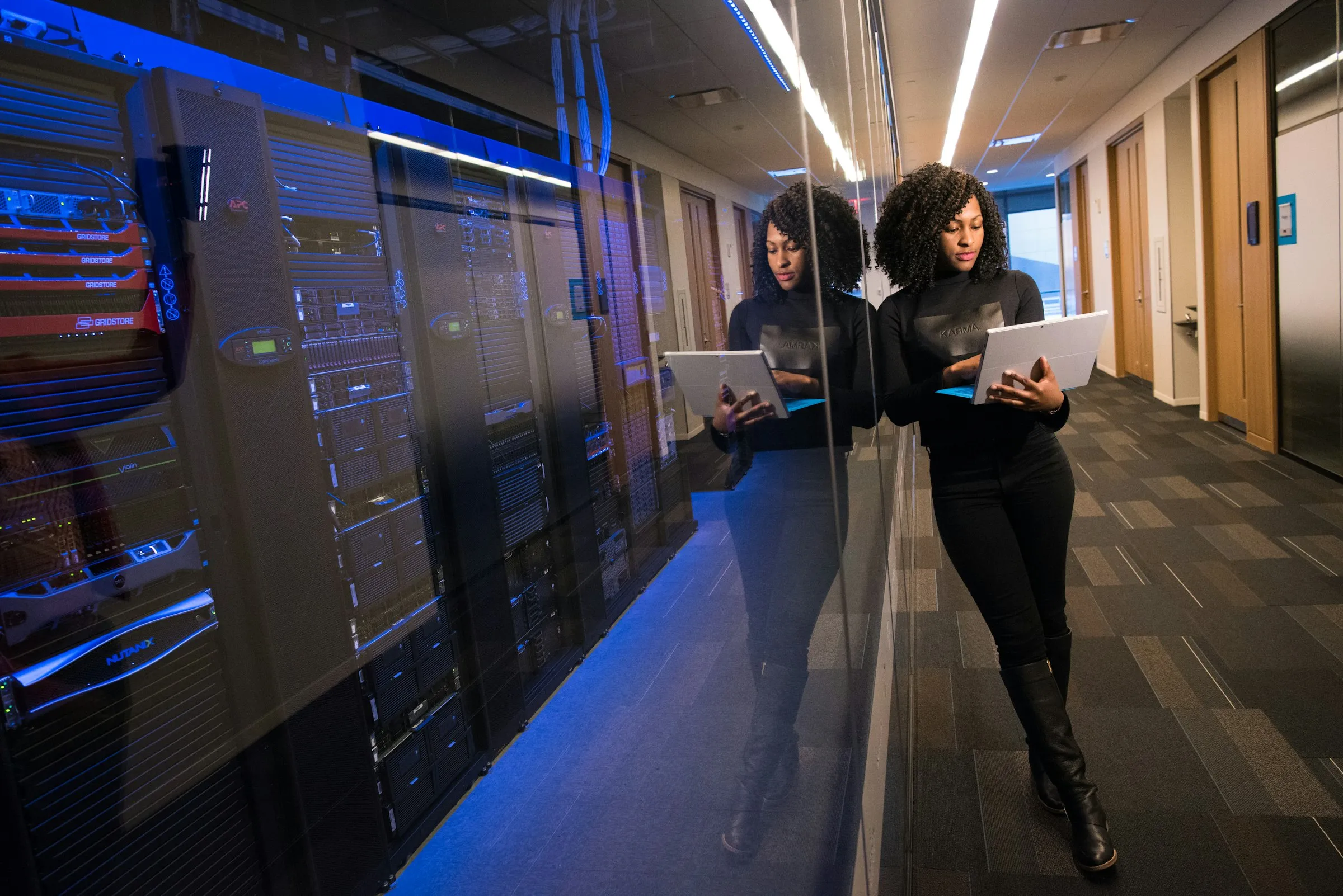 Techniciens FLMG dans un couloir de datacenter, illustration de notre expertise technique