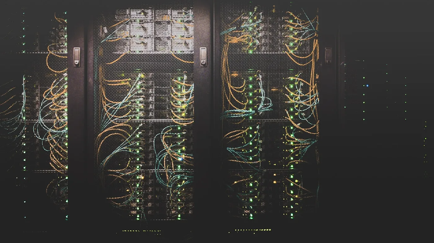 Baie de serveurs avec câbles réseau colorés dans une salle serveur