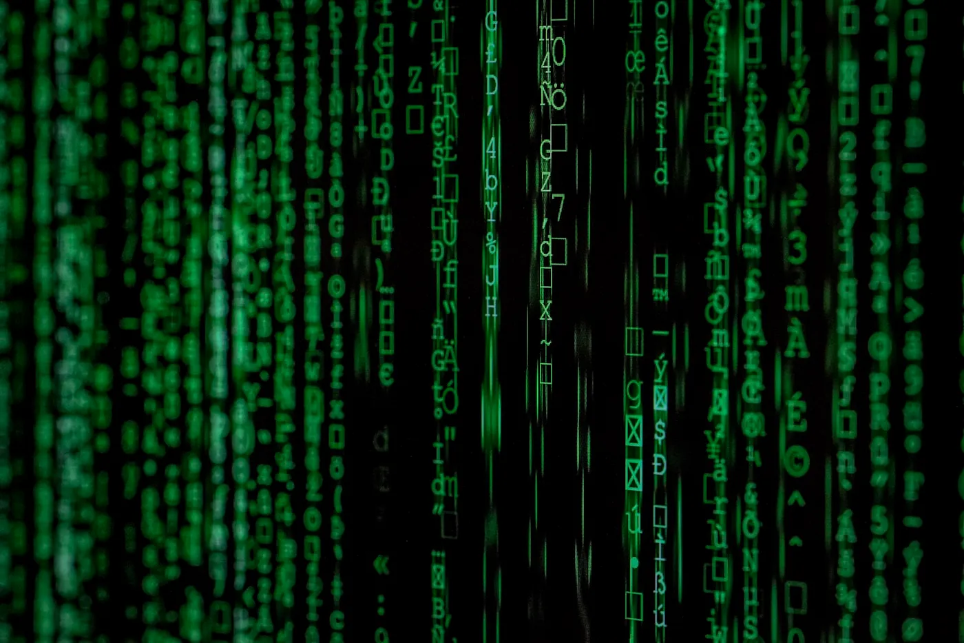 Lignes de code vert sur fond noir, évoquant la cybersécurité